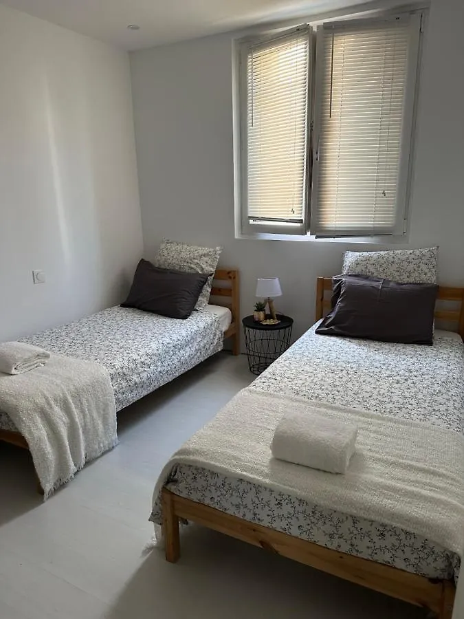 Résidence Sécurisée: Chambre Privée avec Parking et Accès Facile Nice Homestay