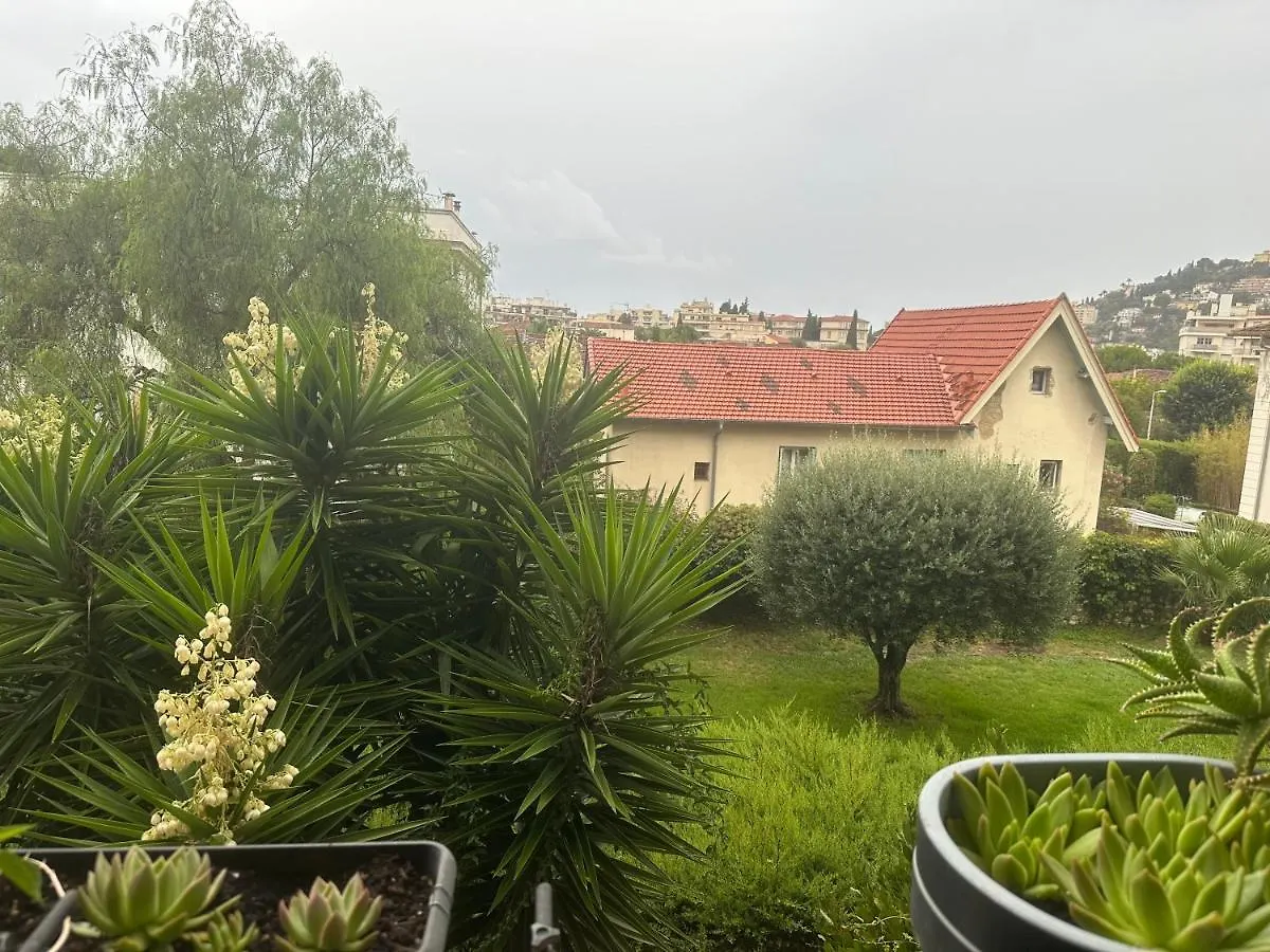 Résidence Sécurisée: Chambre Privée avec Parking et Accès Facile Nice Homestay