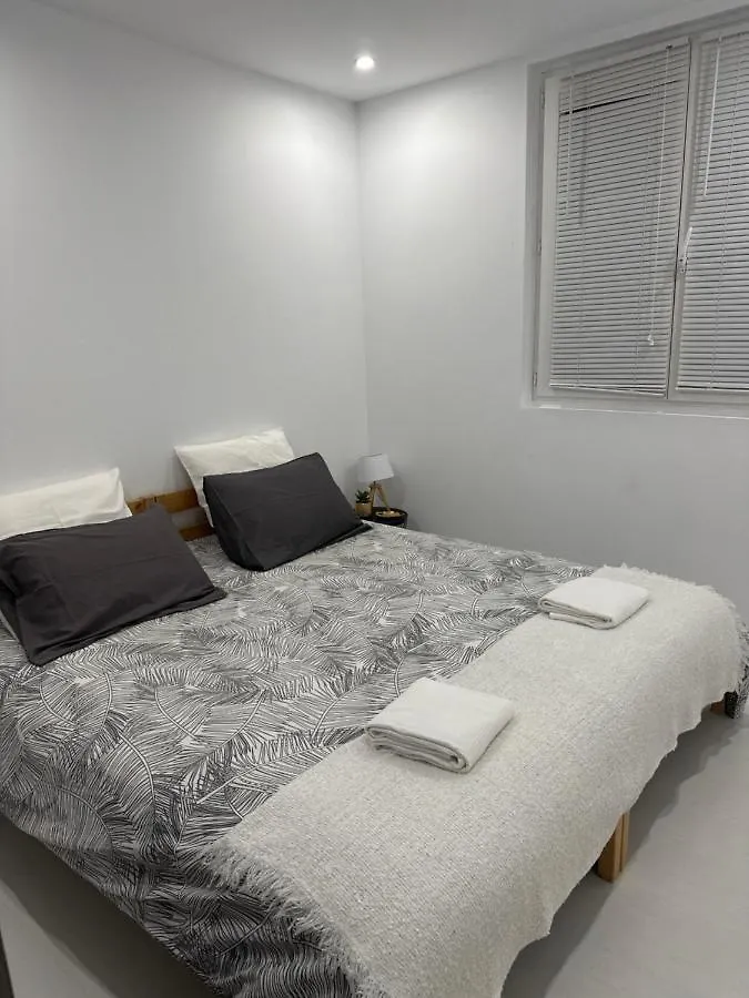 Résidence Sécurisée: Chambre Privée avec Parking et Accès Facile Nice Homestay