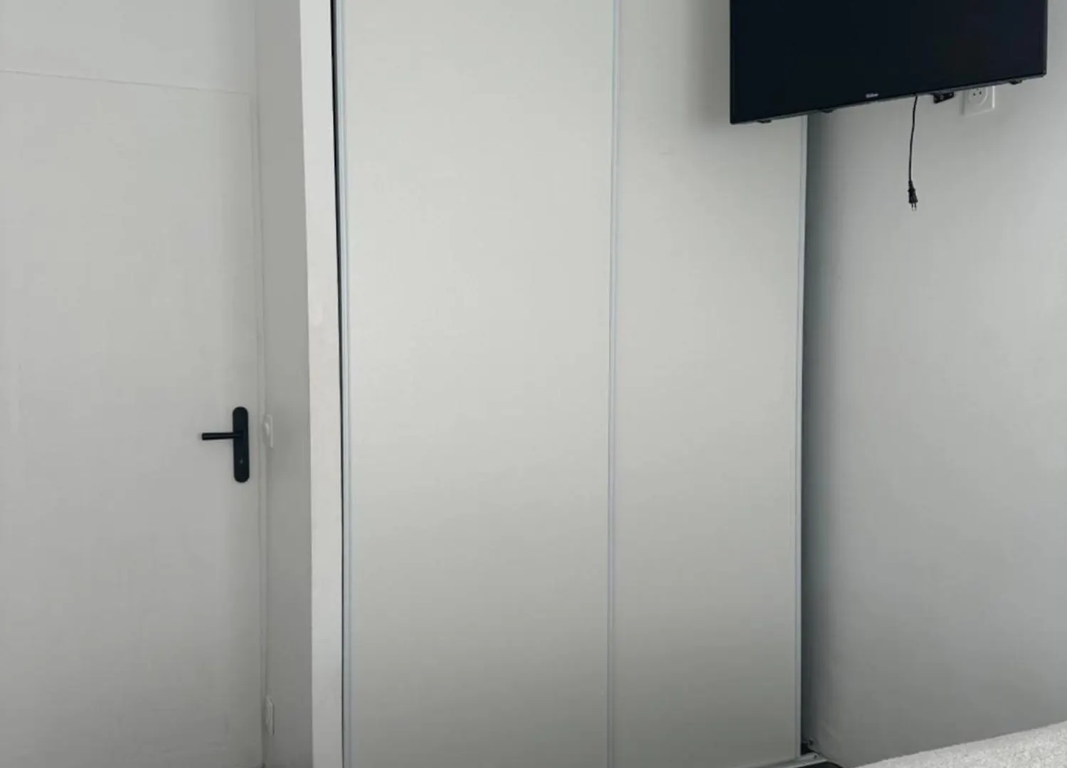 Résidence Sécurisée: Chambre Privée avec Parking et Accès Facile Nice Homestay