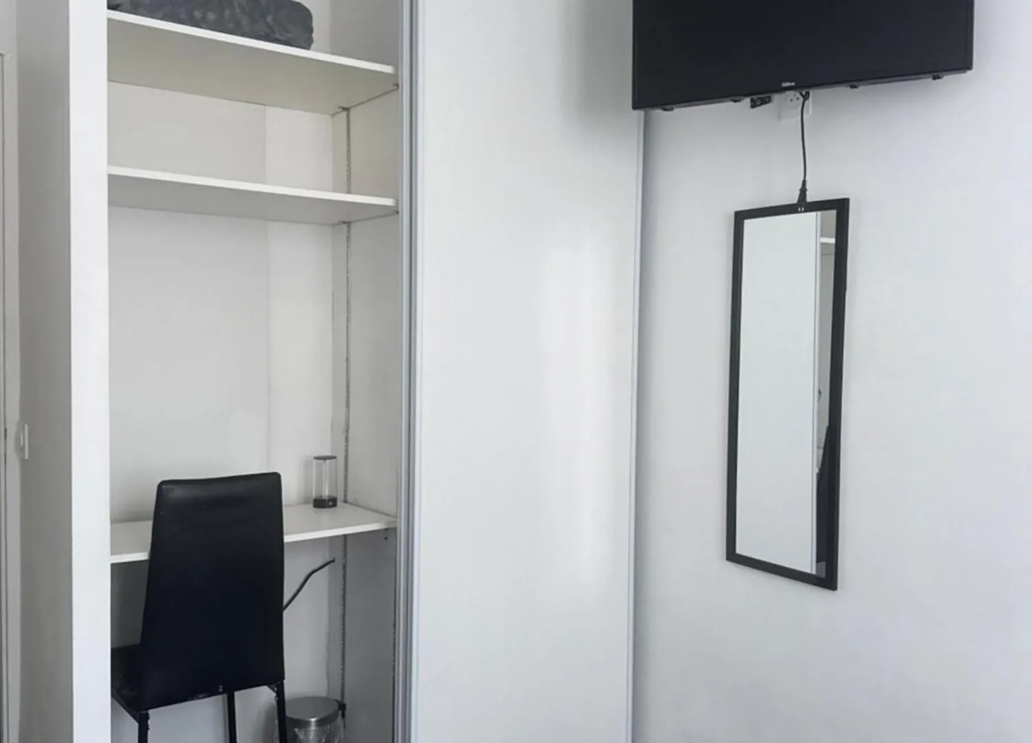 Homestay Résidence Sécurisée: Chambre Privée avec Parking et Accès Facile Nice